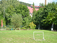 Travnat� prostor za hotelem