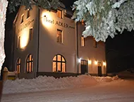 Hotel ADLER v noci – zimní osvětlený exteriér