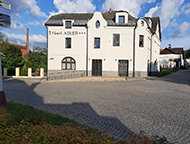 Přední strana hotelu v létě