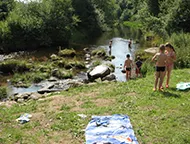 Koupání v řece Kamenici u Josefova Dolu